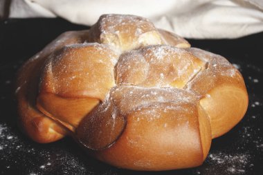 Üzerinde un serpiştirilmiş siyah bir ekmek..