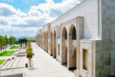 İstanbul 'daki yeni Amlca Camii' nin içinde yeşil ve çiçek açan ağaçları olan küçük bir bahçe var..