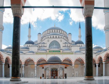 İstanbul Camii 'nin ana girişindeki yeni Amlca Camii..