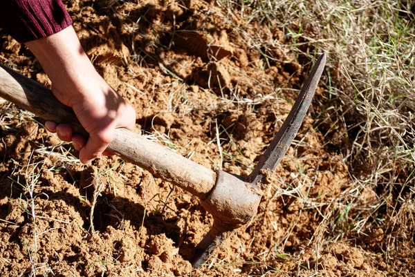 雑草を取り除き 斧で地面を掘る — ストック写真