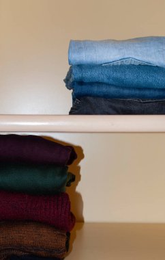 Dolapta sipariş ver. Kıyafetler sonbahar sezonunda gardıropta birer birer katlandı. Basit bir gardırop, kıyafet dolabı..