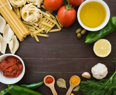 Yemek tarifleri için mutfak geçmişi. İtalyan makarnası pişirme malzemelerinin çerçevesi. Market alışveriş listesi, yemek tarifi kitabı, diyet veya vejetaryen yemeği..