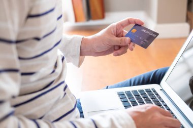 Klavyedeki Enter tuşuna basan erkeklere seçici odaklanma. Çevrimiçi ödeme alışverişi için kredi kartıyla güvenlik anahtarını girerken erkeklere yakın çekim yap. İnternet teknolojisi üzerinden kablosuz bankacılık işlemi.