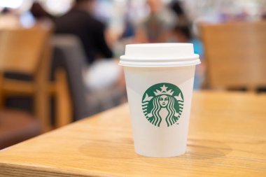 Bangkok Tayland 18 Sep 2020. Starbuck 'tan bir bardak sıcak içeceğe odaklan. Meşrubat markasını iyi bilirim. Bulanık depolama ortamı.