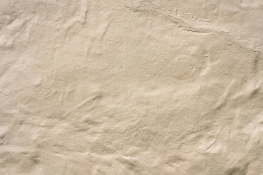 Kahverengi betonun pürüzlü yüzeyi malzeme dokusunun eğimini ve detaylarını gösteriyor. Duvar kağıdı ve doğal çimento arka planı için ideal.