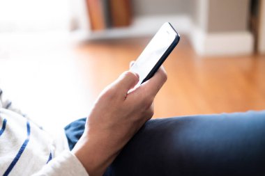 Gezici uygulama ya da kısa mesaj göndermek için insan tutmanın kapalı çekimleri ve cihaz ekranına dokunmak. Yüksek hızlı internet veya dijital ve kablosuz teknoloji yaşam tarzı