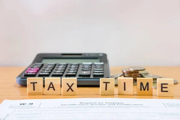 Selective Focus Wood Tax Time Sign Blurred Calculator Coins Stack — Stock Photo, Image