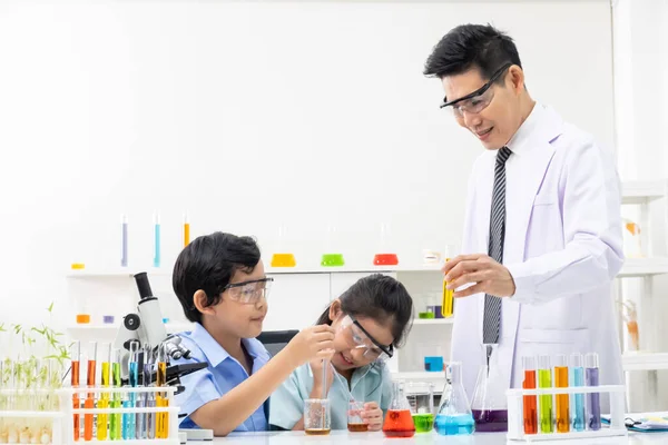Młody Azjatycki Chłopiec Uczennica Ochronnym Google Podczas Nauki Zrobić Eksperyment — Zdjęcie stockowe