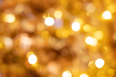 Bulanık sarı ya da altın süslemeli ışık yansıması. İnsanların Noel kutlamaları sırasında dekore ettikleri. Duvar kağıdı ve arkaplan için ideal.