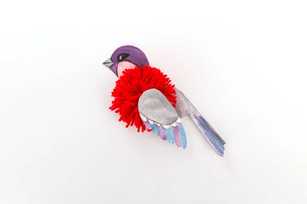 Kağıt kesiği çocuklar için ispinoz kuşu zanaatı. Kış tatili Ev dekorasyonu. — Stok fotoğraf