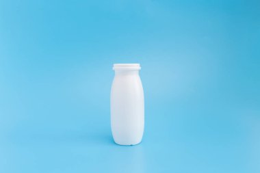 Beyaz yoğurt plastik konserve kutusu, mavi arka plan