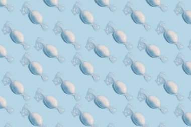 Açık mavi arka planda soyut mavi şeker seti. Duvar Kağıdı.