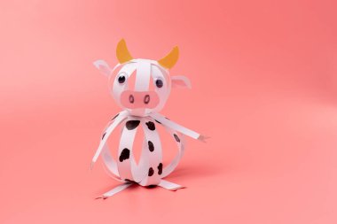Çocuklar için el yapımı, kağıt inek.