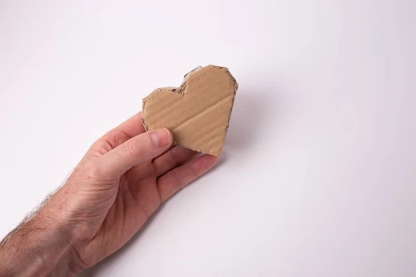 Símbolo de amor abstrato, forma coração artesanato feito de papel de papelão reciclado, férias, San Valentim diy — Fotografia de Stock