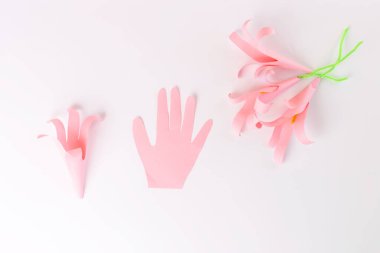 El izi kağıt zambaklar, pembe kağıt çiçekler.