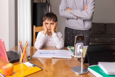 Ebeveynler çocuklarına evde öğretiyor, öğreniyor ve uzaktan öğreniyor.,