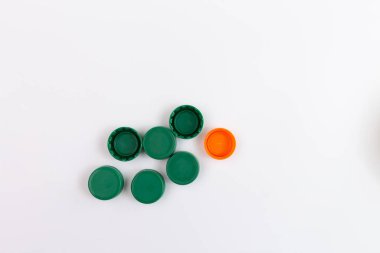 Çocuklar için DIY yaz sanatı, plastik şişe kapağından nasıl tırtıl yapılacağı, ev yapımı el işi, 