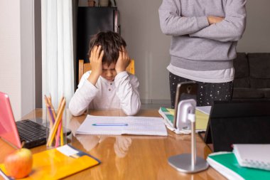 Çocuk ev ödevini yaparken kendini kilitleyip uzaktan çalışıyor.