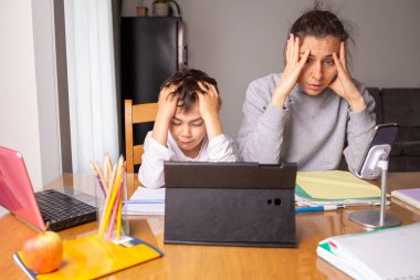 Çocuk ev ödevini yaparken kendini kilitleyip uzaktan çalışıyor.