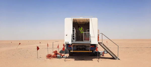 Оборудование для сейсморазведочных работ в пустыне, нефтегазовой промышленности — стоковое фото