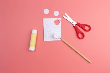 Çocuklar için bahar tatili konsept sanatı, basit kağıt çiçek sanat projesi, DIY, özel ders