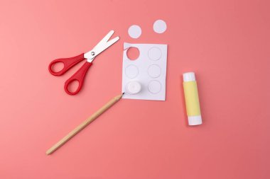 Çocuklar için bahar tatili konsept sanatı, basit kağıt çiçek sanat projesi, DIY, özel ders