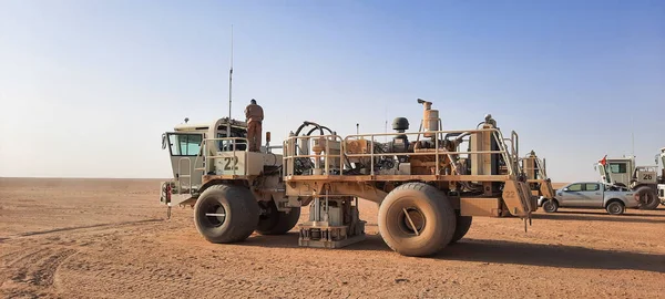 Seismic vibrator vehicle starts survey on the desert land area — Stock Photo, Image