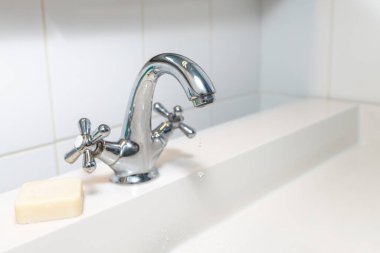 Krom leğen musluğu, banyo içinde su vanası.