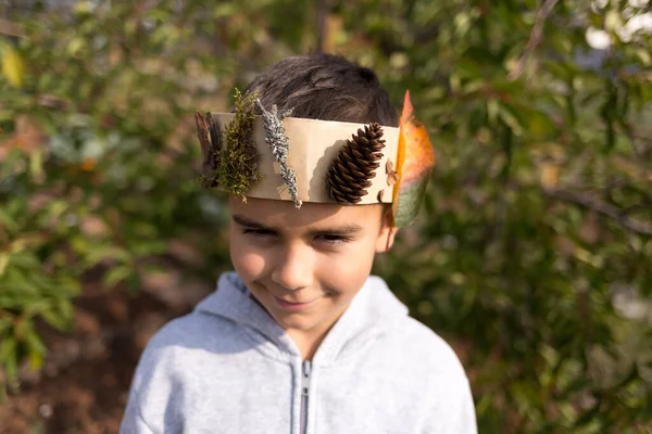 Осенний коронный проект DIY для детей — стоковое фото