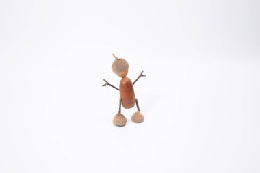 Çocuk meşe palamudundan yapılan komik karakter, çocuk konsepti için sonbahar sanatı.