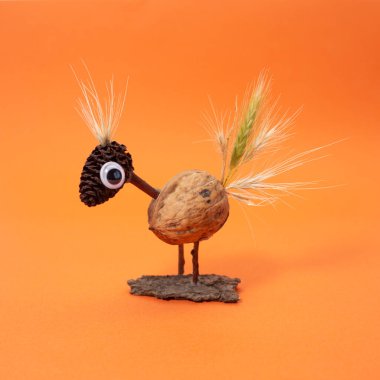 Orman malzemelerinden yapılmış soyut kuş, doğa zanaatı kavramı 