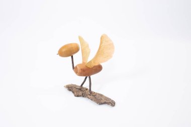 Yaprak, meşe palamudu ve diğer orman malzemelerinden yapılmış çocuklar için kolay sonbahar zanaatı, anaokulu öğrencileri ve yeni yürümeye başlayanlar için etkinlik