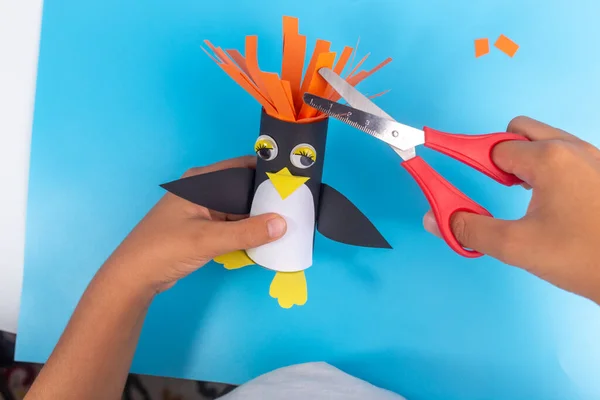 Пінгвін паперовий рулонний майстер для дитини, мастеринг з дитячими ідеями — стокове фото