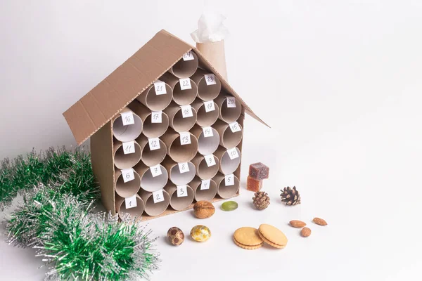 Tuvalet kağıdı rulolarından yapılmış takvim, DIY, çocuklar için sanat