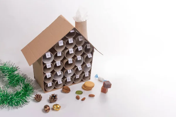 Tuvalet kağıdı rulolarından yapılan basit takvim, DIY, çocuklar için sanat