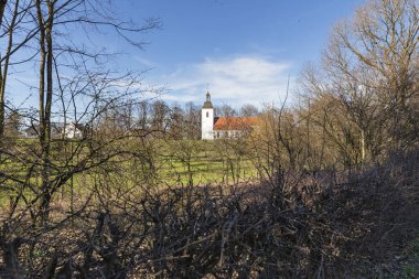 Duisburg - 1560 yılından bu yana Friemersheim ve Evanjelik 'teki en eski kilise olan köy kilisesine bakın, Kuzey Ren Vestfalyası, 05.03.2021