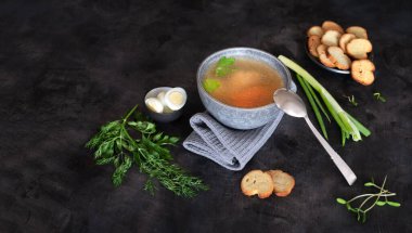 Baharatlı, otlu, dereotlu, maydanozlu, soğanlı ve mikroyeşillikli ev yapımı tavuk suyu çorbası. Çıtır krakerler, kızarmış ekmekler ve bıldırcın yumurtalarıyla servis ediliyor. Lezzetli sıcak diyet yemekleri, sağlıklı lezzetli yemekler. Boşluğu kopyala.