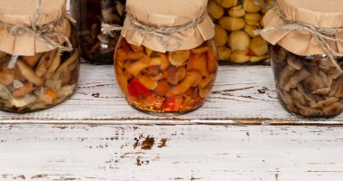 Beyaz arka planda cam kavanozda ev yapımı mantar turşusu. Konserve mantarlar kapatın, boşluğu kopyalayın;