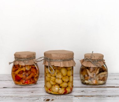 Beyaz arka planda cam kavanozda ev yapımı mantar turşusu. Konserve mantarlar kapatın, boşluğu kopyalayın;