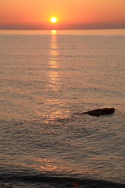 Lever Soleil Sur Plage Rochers Couleurs Orange Solitaire — Photo