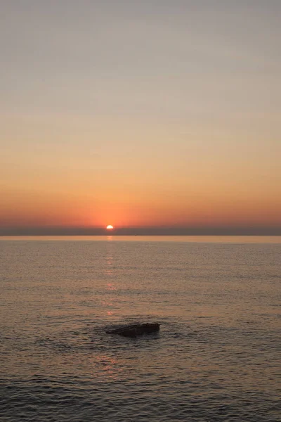 Lever Soleil Sur Plage Rochers Couleurs Orange Solitaire — Photo