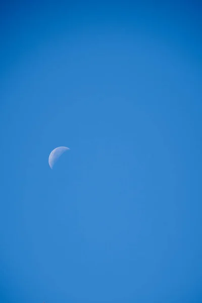Ημισέληνο Φεγγάρι Πάνω Από Σύννεφα Μπλε Μπλε Ουρανό Ηλιόλουστο — Φωτογραφία Αρχείου