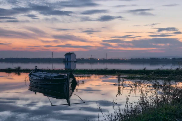 Pequeno Barco Lago Pôr Sol Casas Reflexões Céu Bonito — Fotografia de Stock