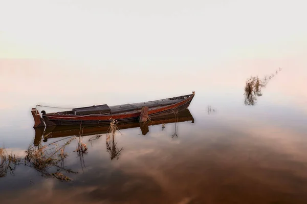 Kleines Fischerboot Auf Dem See Kein Horizont Hoher Ton — Stockfoto