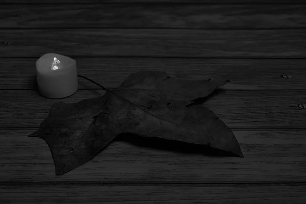 Κερί Και Πεσμένο Φύλλο Φθινοπώρου Ξύλινο Φόντο Μαύρο Και Άσπρο — Φωτογραφία Αρχείου