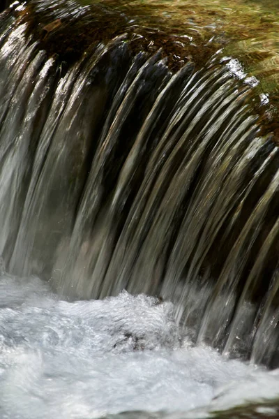 Маленький Водопад Горной Реке Прозрачная Вода Длительное Воздействие — стоковое фото