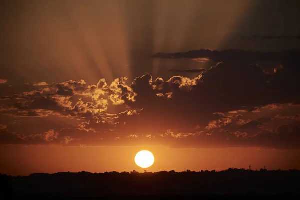 Západ Slunce Obzorem Sluneční Paprsky Oranžové Mraky — Stock fotografie