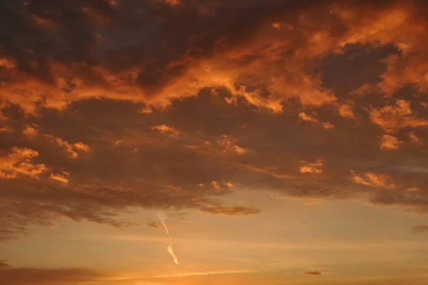 Puesta Sol Cielo Cielo Naranja Rayos Solares Fondo Pantalla Nubes — Foto de Stock