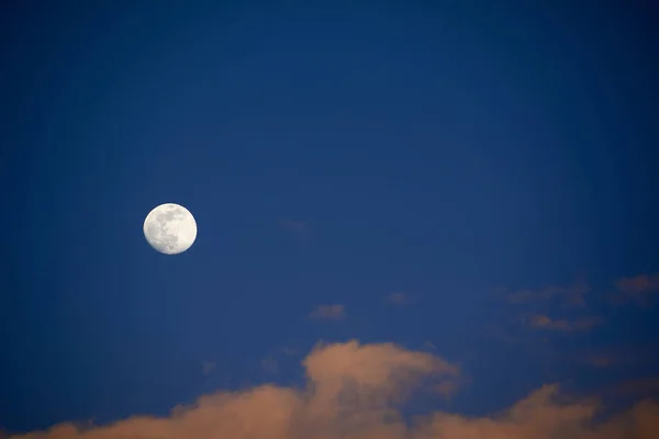 Φεγγάρι Γαλάζιο Ουρανό Λευκά Σύννεφα Γαλάζιο Ουρανό Κενό Χώρο Ουρανός — Φωτογραφία Αρχείου