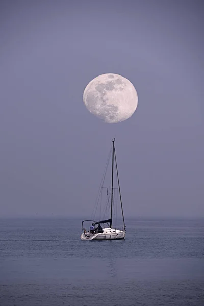 Ιστιοφόρο Που Πλέει Στη Θάλασσα Φεγγάρι Πανσέληνο Σούρουπο Κρύοι Τόμοι Εικόνα Αρχείου